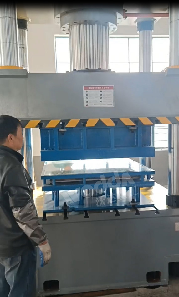 500噸四柱液壓機沖壓不銹鋼水箱板 500噸四柱液壓機沖壓不銹鋼水箱板