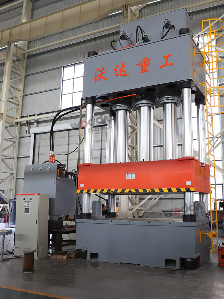 1500噸四柱液壓機(jī)車間實(shí)拍 1500噸四柱液壓機(jī)車間實(shí)拍