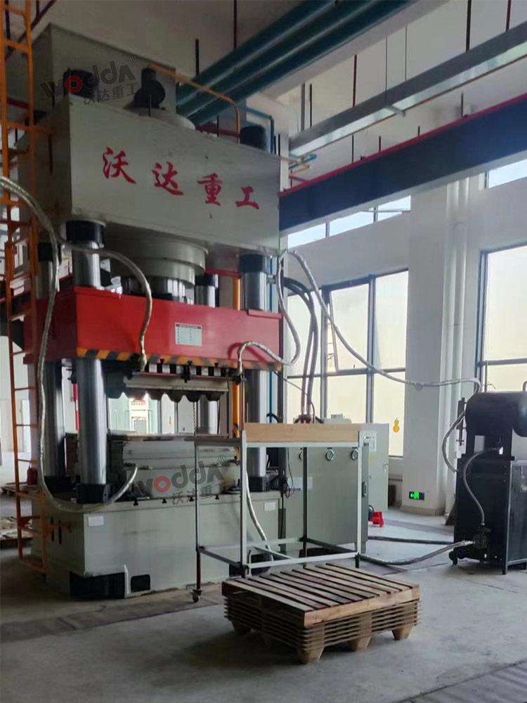 木屑托盤成型液壓機現(xiàn)場 木屑托盤成型液壓機現(xiàn)場