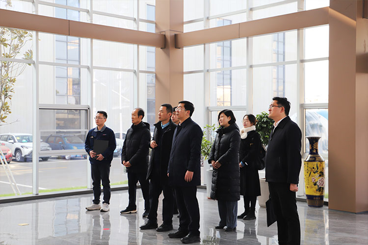 徐州市委常委、經(jīng)開(kāi)區(qū)黨工委書(shū)記張克一行蒞臨山東沃達(dá)重工調(diào)研考察
