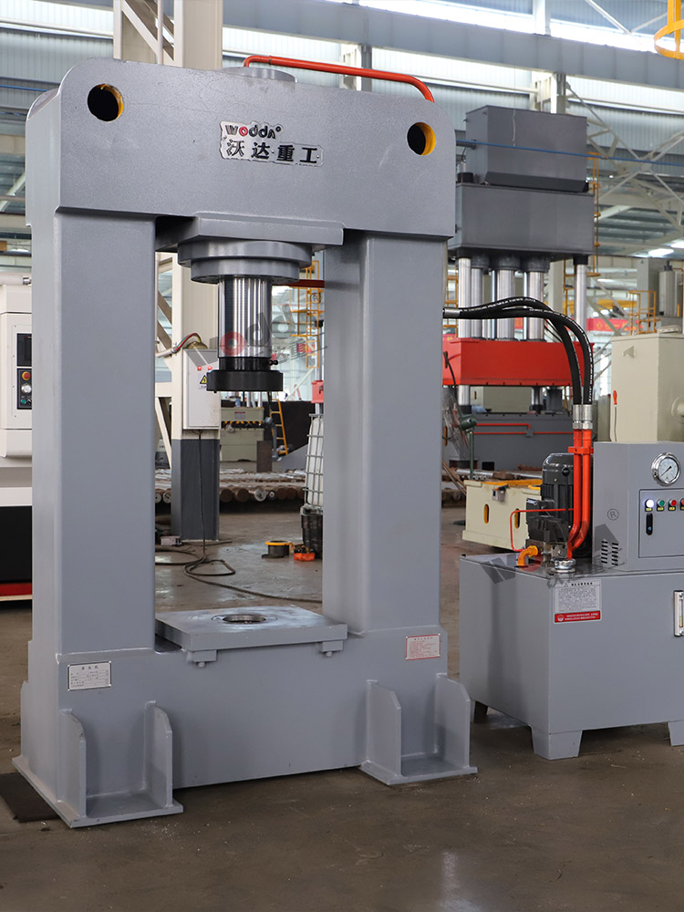 200噸龍門液壓機(jī) 200噸龍門液壓機(jī)