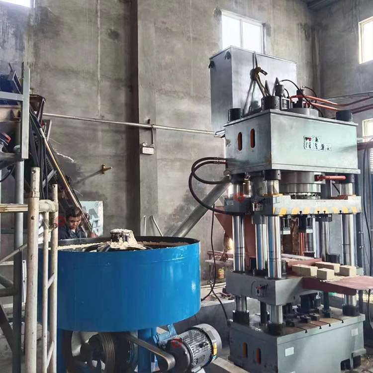 客戶630噸四柱液壓機(jī)加工鹽磚現(xiàn)場 客戶630噸四柱液壓機(jī)加工鹽磚現(xiàn)場