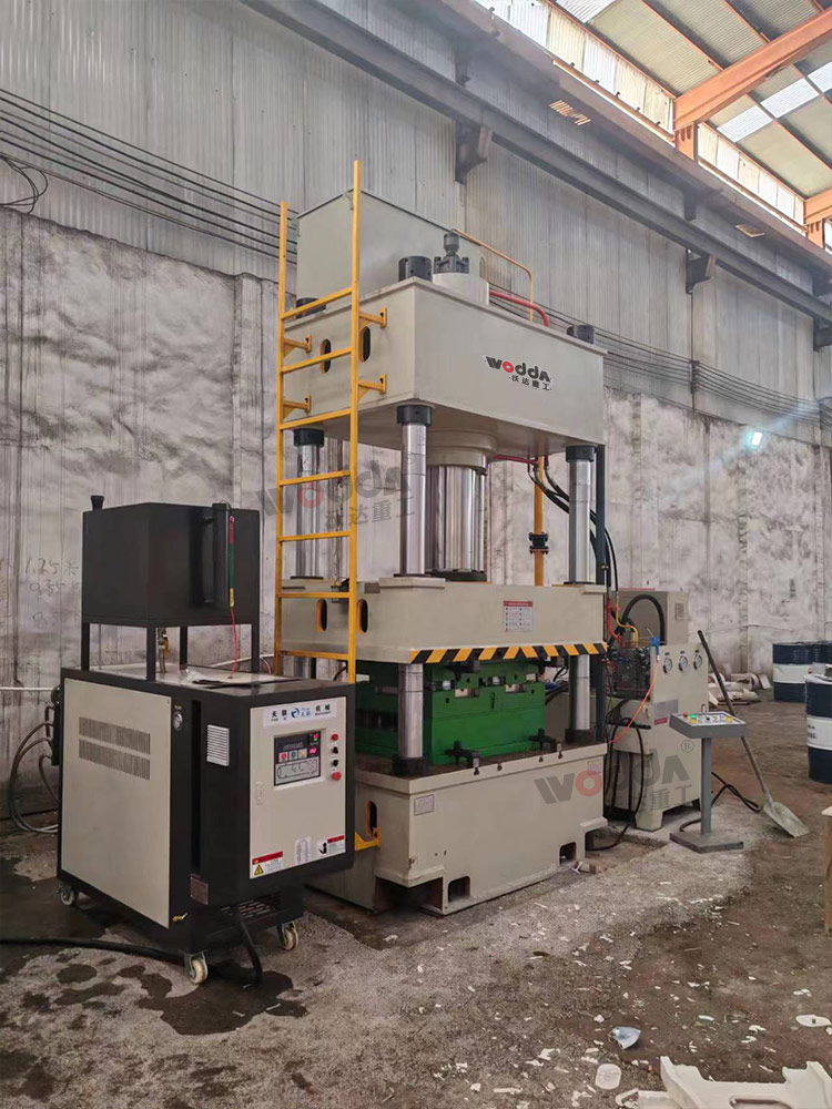 315噸四柱液壓機(jī)模壓石英石水槽客戶車間 315噸四柱液壓機(jī)模壓石英石水槽客戶車間