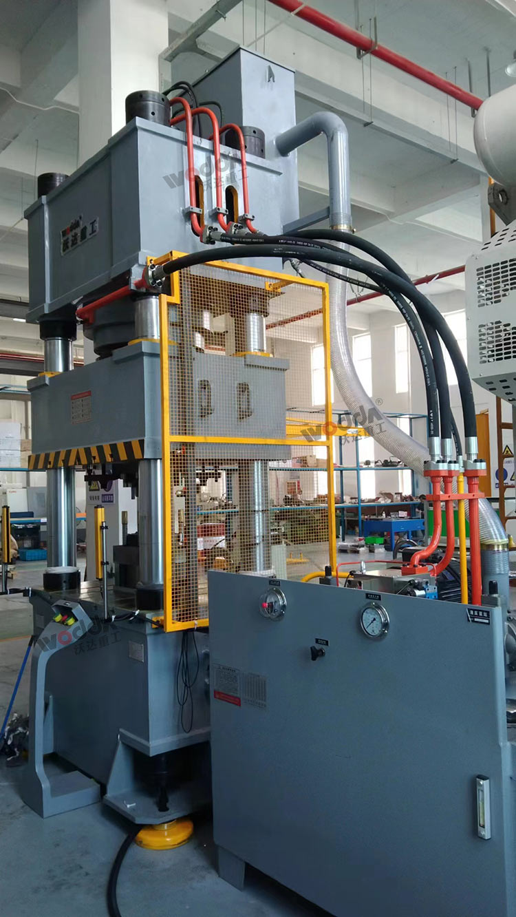 630噸汽車零部件成型液壓機客戶現(xiàn)場 630噸汽車零部件成型液壓機客戶現(xiàn)場