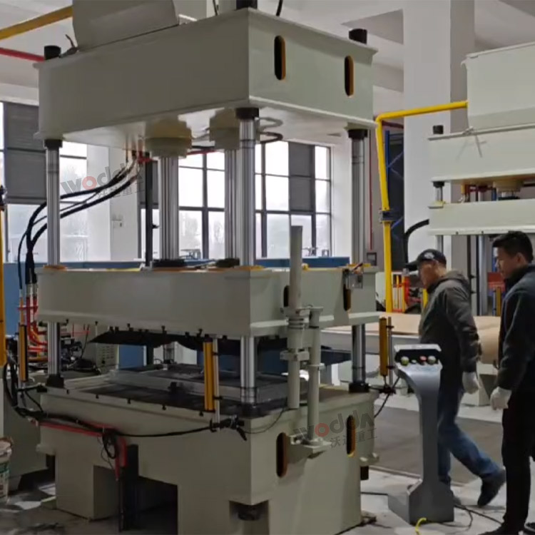 120噸四柱液壓機(jī)壓制汽車兩排腳墊現(xiàn)場 120噸四柱液壓機(jī)壓制汽車兩排腳墊現(xiàn)場