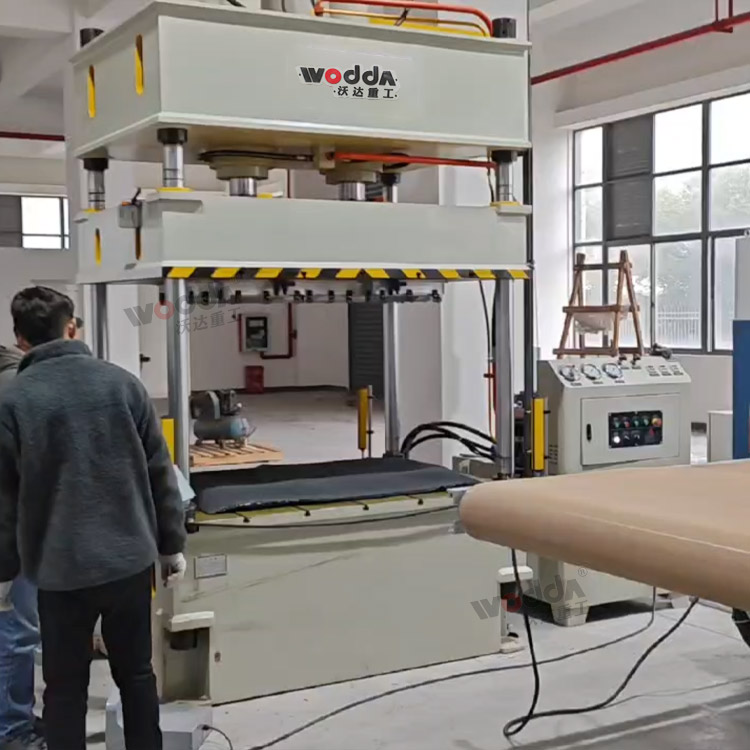 120噸汽車內(nèi)飾件成型液壓機(jī)客戶現(xiàn)場 120噸汽車內(nèi)飾件成型液壓機(jī)客戶現(xiàn)場