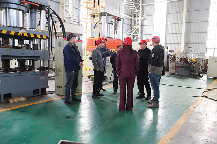 天津援疆項(xiàng)目組參觀車間 天津援疆項(xiàng)目組參觀車間