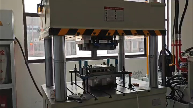 315噸四柱液壓機(jī)沖壓汽車配件 315噸四柱液壓機(jī)沖壓汽車配件