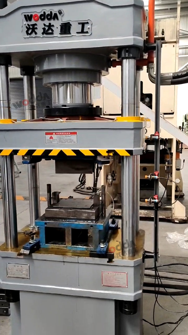 100噸三梁四柱液壓機(jī)客戶現(xiàn)場(chǎng) 100噸三梁四柱液壓機(jī)客戶現(xiàn)場(chǎng)