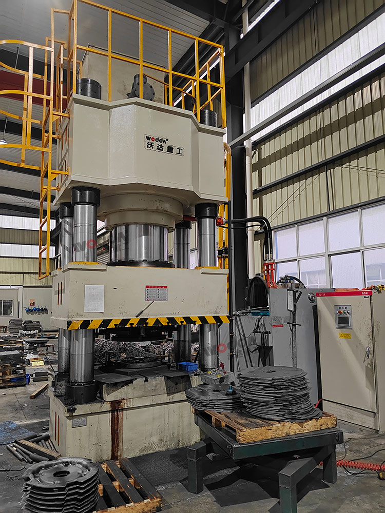 1000噸三梁四柱液壓機(jī)客戶(hù)車(chē)間現(xiàn)場(chǎng) 1000噸三梁四柱液壓機(jī)客戶(hù)車(chē)間現(xiàn)場(chǎng)