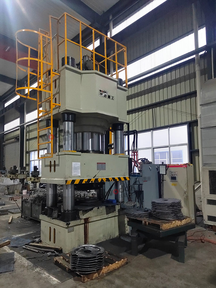 1000噸沖壓汽車(chē)離合器片成型液壓機(jī) 1000噸沖壓汽車(chē)離合器片成型液壓機(jī)