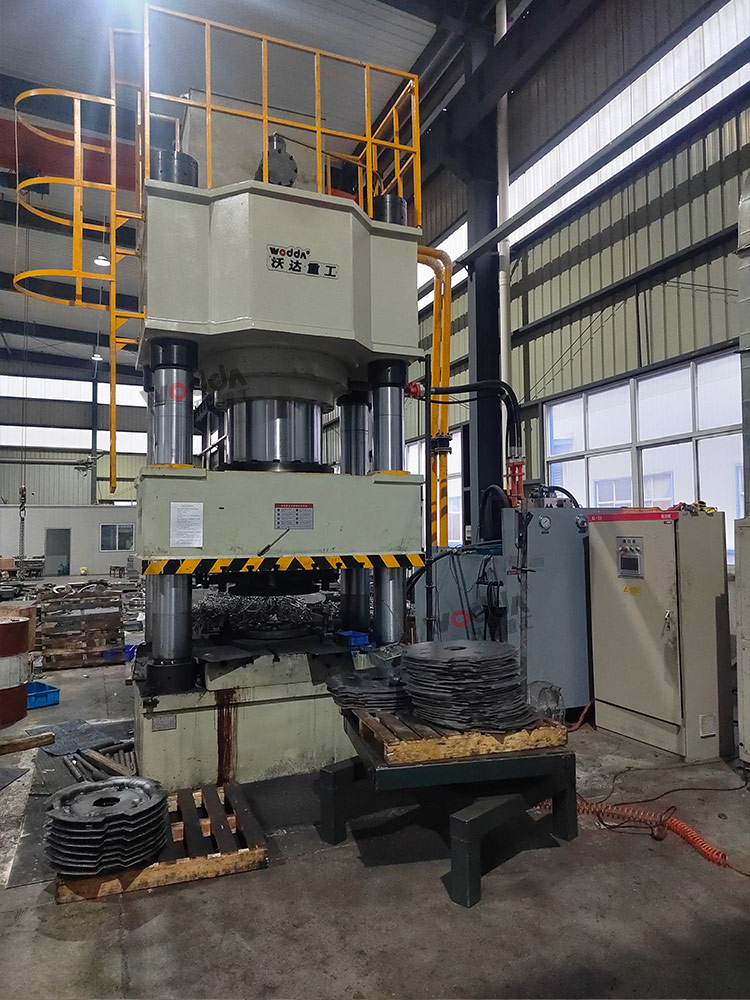 1000噸汽車(chē)配件成型液壓機(jī) 1000噸汽車(chē)配件成型液壓機(jī)