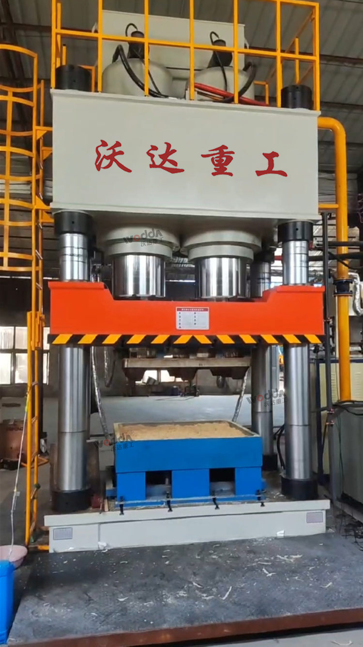 1250噸四柱液壓機(jī) 1250噸四柱液壓機(jī)