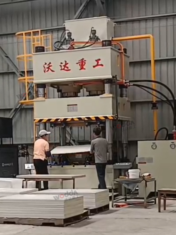 630噸復(fù)合材料成型液壓機客戶現(xiàn)場 630噸復(fù)合材料成型液壓機客戶現(xiàn)場