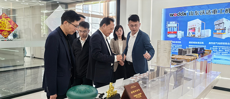 李經(jīng)理為劉局長一行講解展品 李經(jīng)理為劉局長一行講解展品