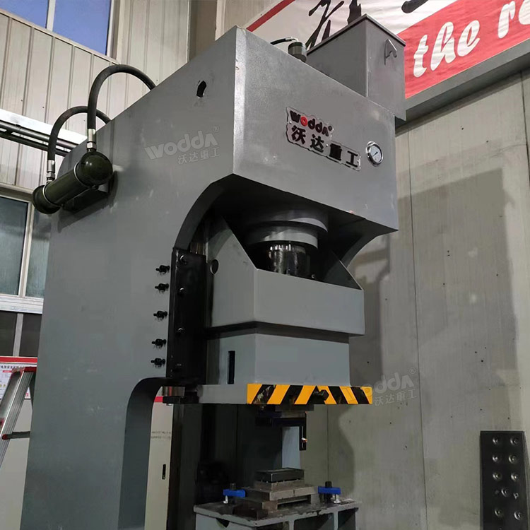 160噸液壓沖床細節(jié) 160噸液壓沖床細節(jié)