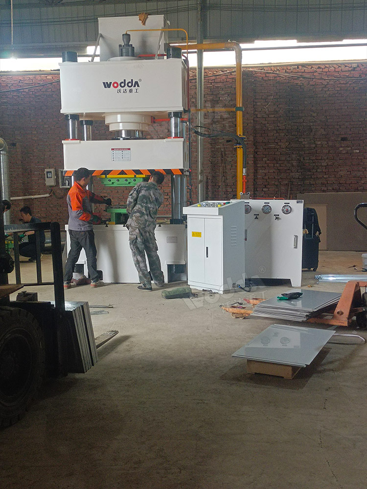 400噸不銹鋼水箱板液壓機(jī)客戶(hù)現(xiàn)場(chǎng) 400噸不銹鋼水箱板液壓機(jī)客戶(hù)現(xiàn)場(chǎng)