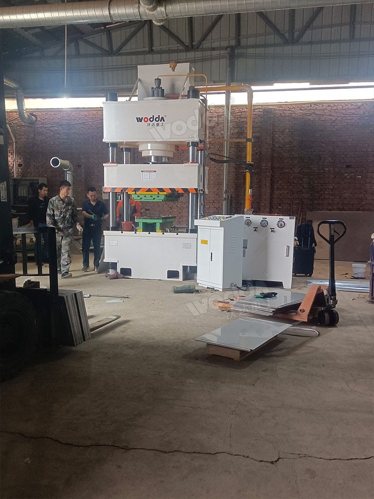 400噸四柱液壓機(jī)客戶(hù)車(chē)間安裝完成 400噸四柱液壓機(jī)客戶(hù)車(chē)間安裝完成