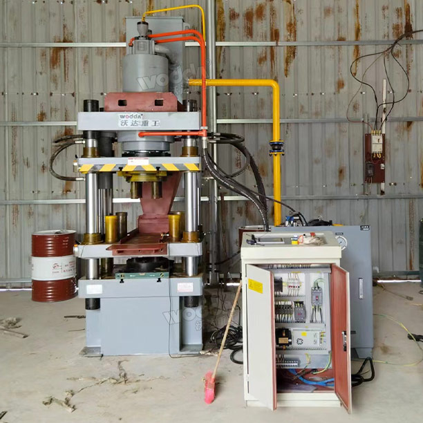 150噸粉末壓塊機客戶現(xiàn)場 150噸粉末壓塊機客戶現(xiàn)場