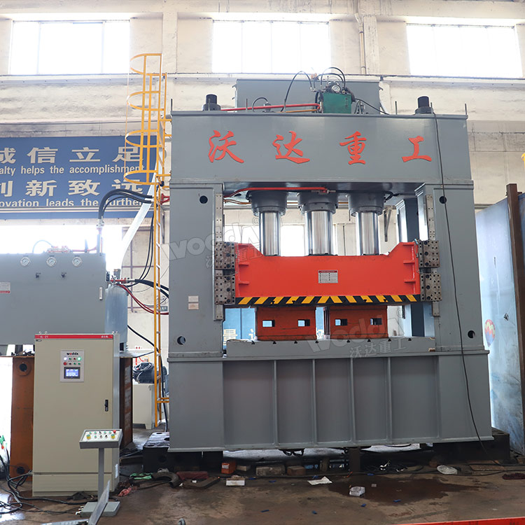 1000噸框架式液壓機(jī) 1000噸框架式液壓機(jī)