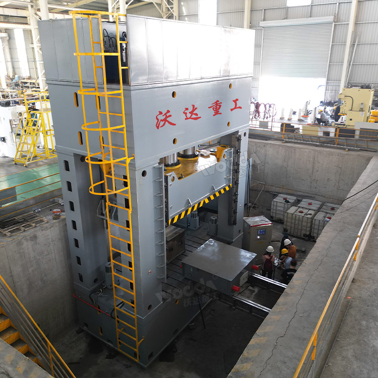 2000噸框架式液壓機(jī)車間實(shí)物 2000噸框架式液壓機(jī)車間實(shí)物