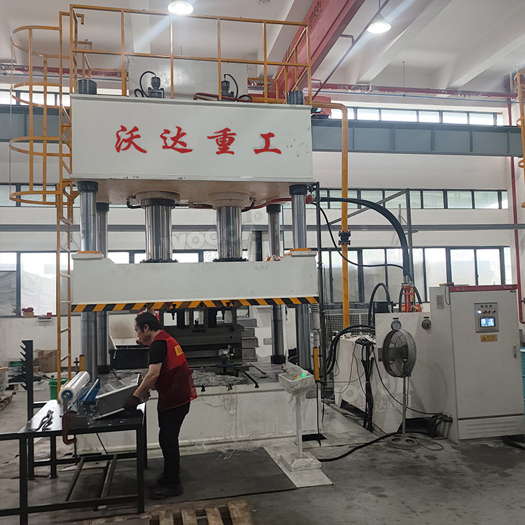 500噸不銹鋼水槽拉伸液壓機(jī)客戶現(xiàn)場 500噸不銹鋼水槽拉伸液壓機(jī)客戶現(xiàn)場