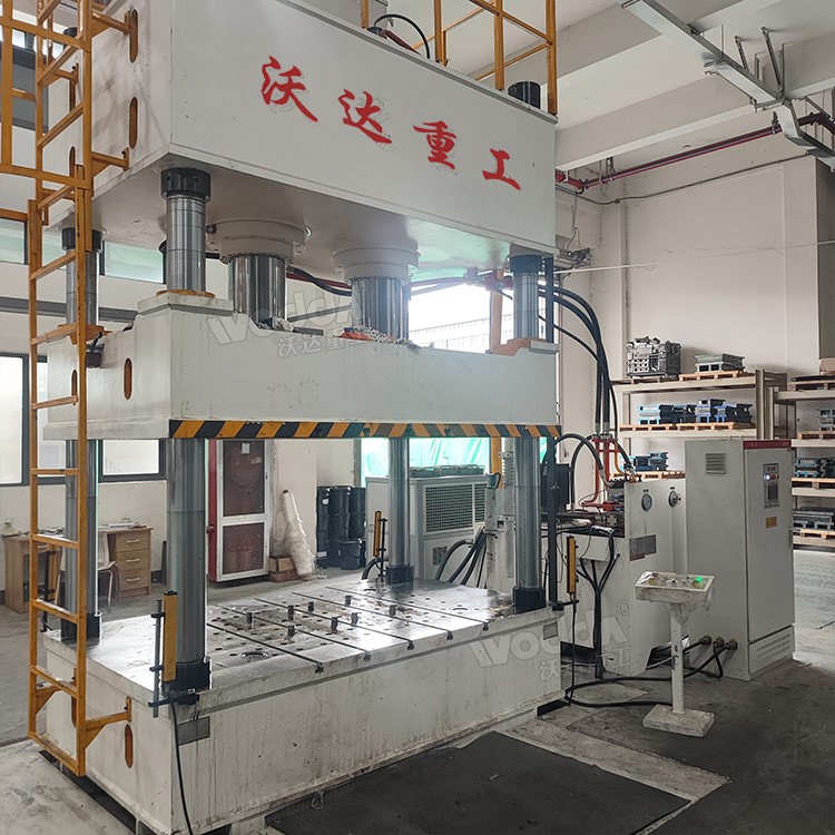 500噸四柱液壓機(jī)安裝完成 500噸四柱液壓機(jī)安裝完成