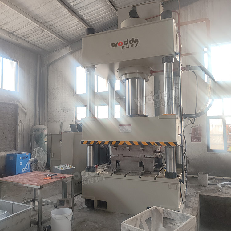 630噸石英石水槽液壓機(jī)客戶現(xiàn)場 630噸石英石水槽液壓機(jī)客戶現(xiàn)場