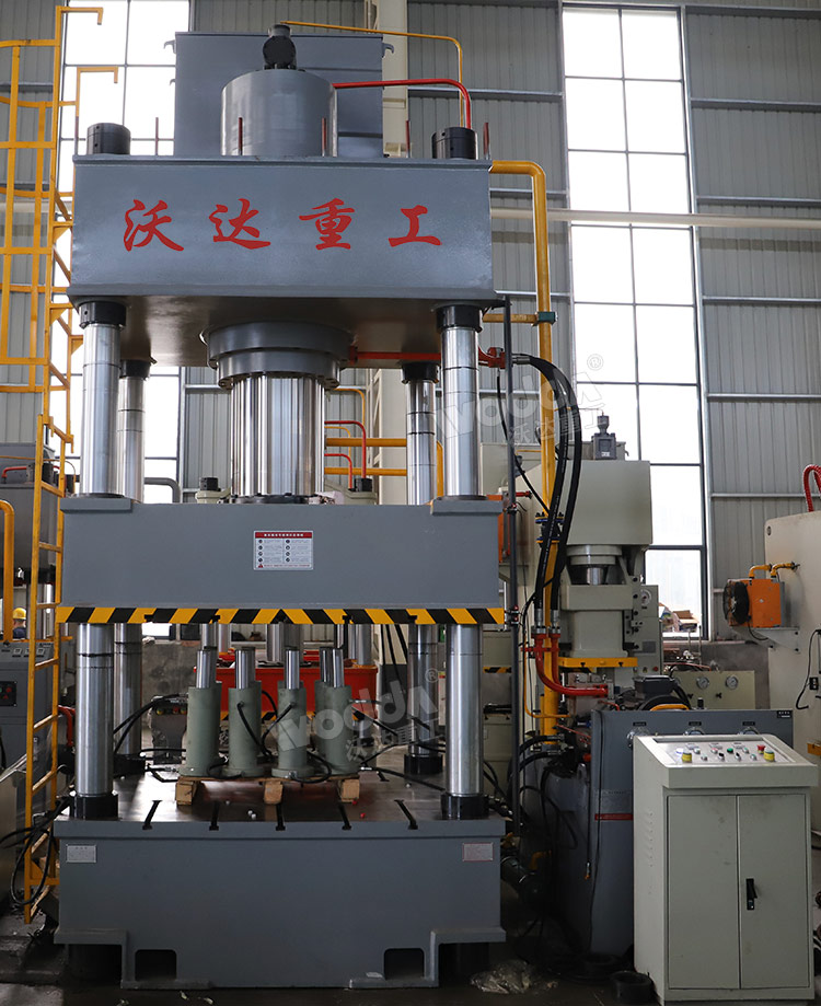 630噸四柱液壓機(jī)車間實(shí)物 630噸四柱液壓機(jī)車間實(shí)物