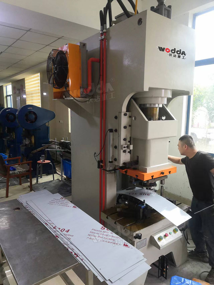 125噸液壓沖床現(xiàn)場 125噸液壓沖床現(xiàn)場