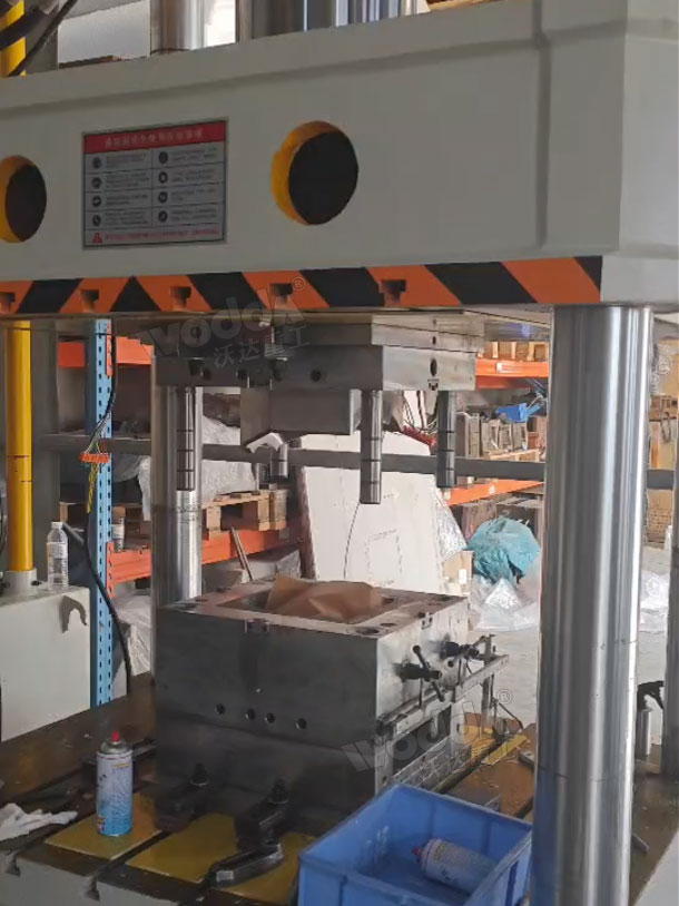 315噸酚醛樹脂成型液壓機(jī) 315噸酚醛樹脂成型液壓機(jī)