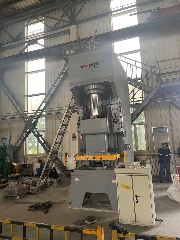 400噸液壓沖床客戶車(chē)間試機(jī) 400噸液壓沖床客戶車(chē)間試機(jī)