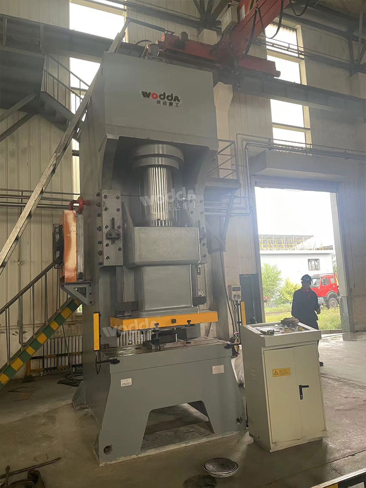 400噸油壓沖床現(xiàn)場(chǎng) 400噸油壓沖床現(xiàn)場(chǎng)