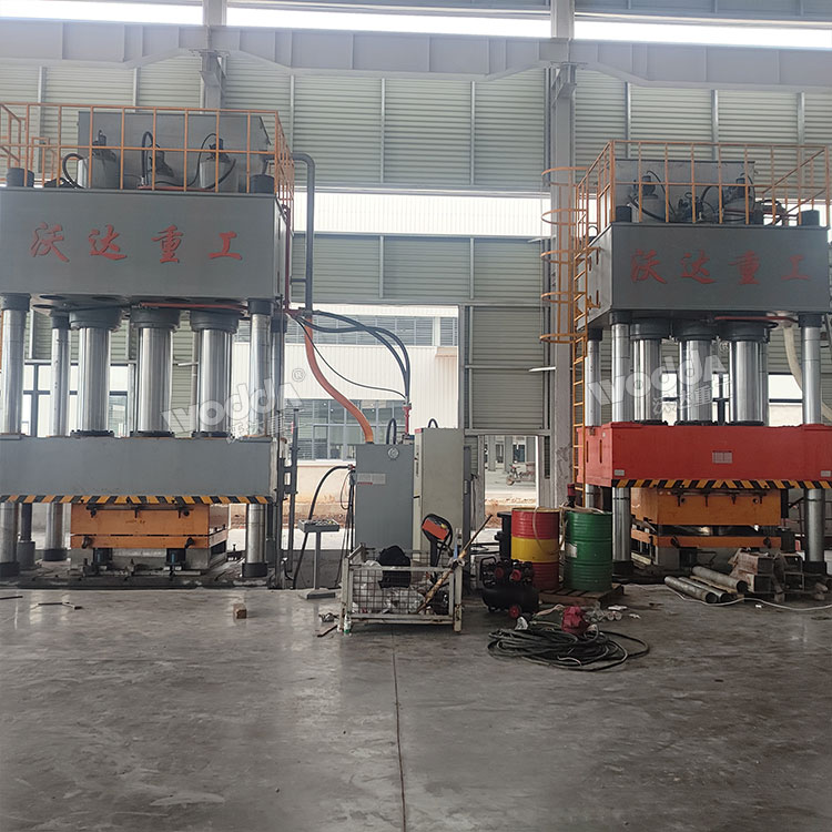 1500噸SMC汽車導(dǎo)流罩成型液壓機客戶現(xiàn)場 1500噸SMC汽車導(dǎo)流罩成型液壓機客戶現(xiàn)場