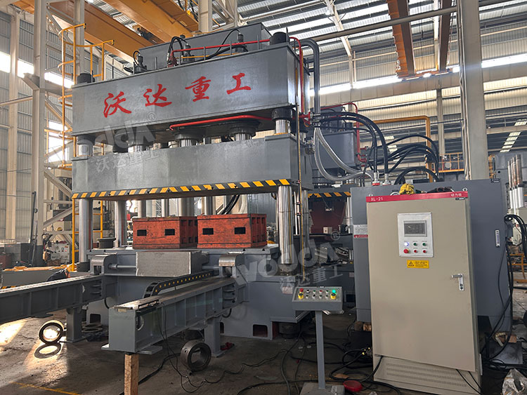 630噸四柱液壓機(jī)車(chē)間調(diào)試 630噸四柱液壓機(jī)車(chē)間調(diào)試