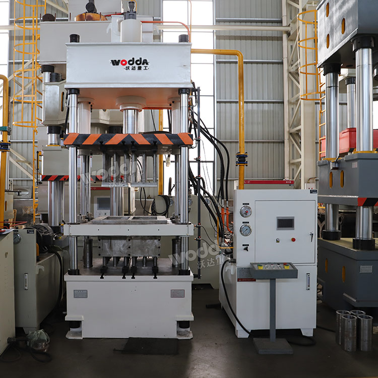 100噸珍珠巖板成型液壓機(jī) 100噸珍珠巖板成型液壓機(jī)