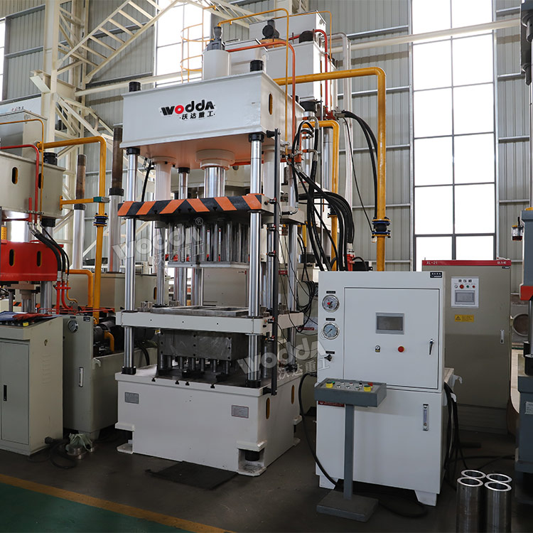 100噸四梁四柱液壓機(jī)車(chē)間實(shí)物 100噸四梁四柱液壓機(jī)車(chē)間實(shí)物