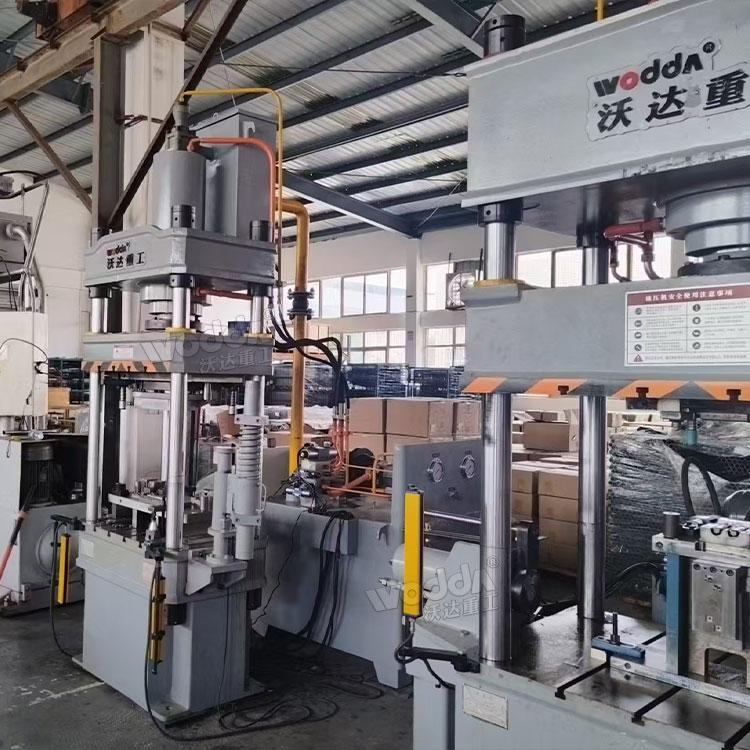 100噸汽車零部件成型液壓機(jī)現(xiàn)場 100噸汽車零部件成型液壓機(jī)現(xiàn)場