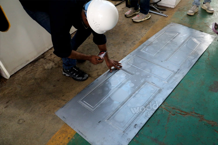 印度客戶現(xiàn)場檢驗門板.jpg 印度客戶現(xiàn)場檢驗門板.jpg