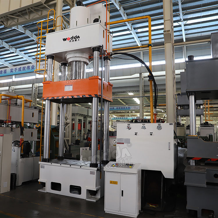 630噸三梁四柱液壓機(jī)車(chē)間實(shí)物 630噸三梁四柱液壓機(jī)車(chē)間實(shí)物