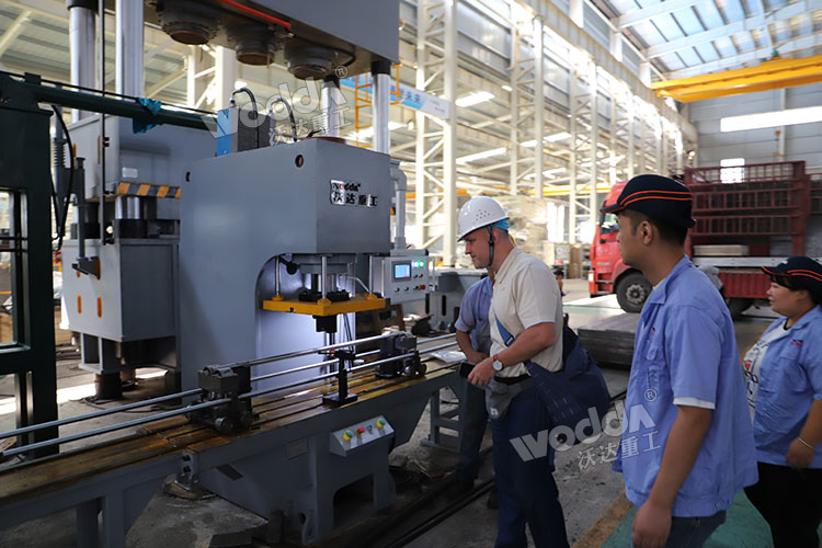 客戶車(chē)間現(xiàn)場(chǎng)驗(yàn)機(jī) 客戶車(chē)間現(xiàn)場(chǎng)驗(yàn)機(jī)