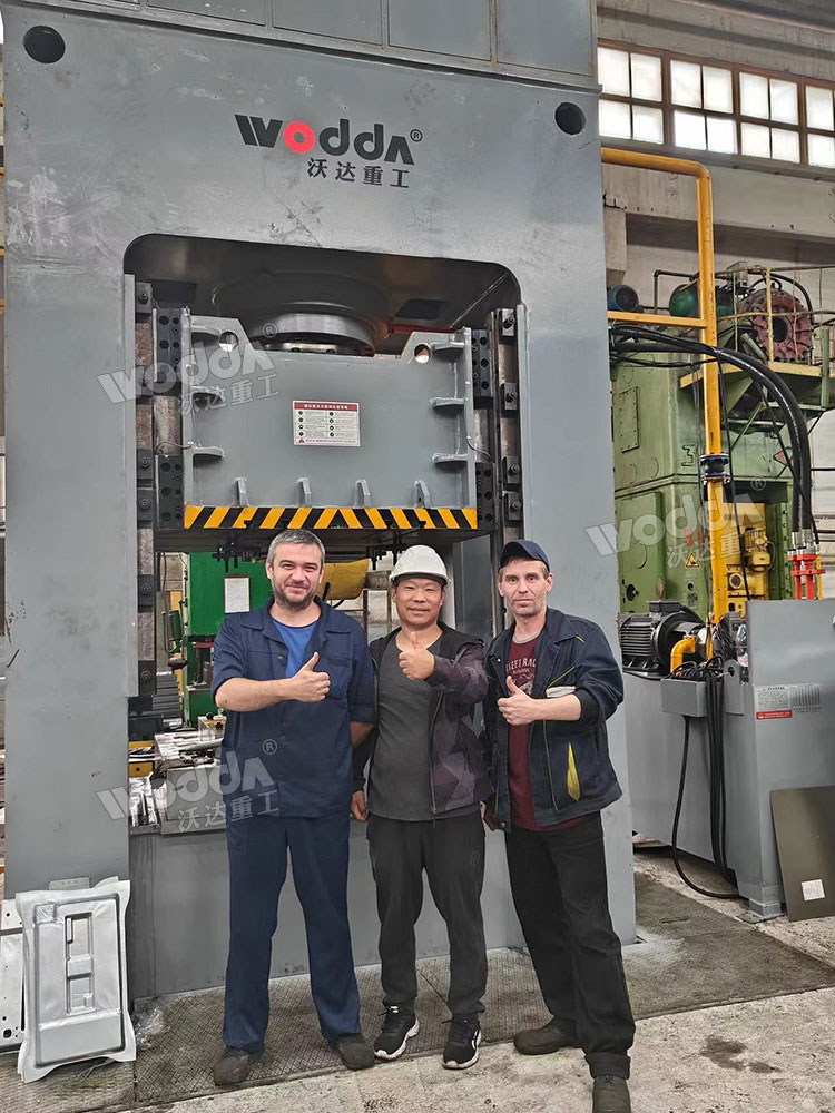 630噸汽車配件成型液壓機客戶現(xiàn)場 630噸汽車配件成型液壓機客戶現(xiàn)場