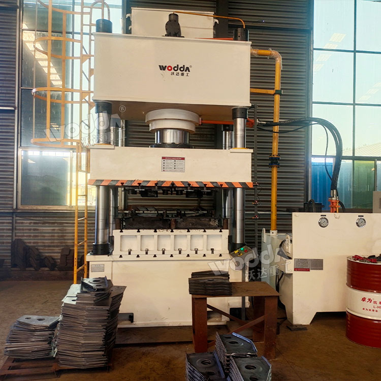 500噸掛車懸架支架沖壓液壓機(jī)現(xiàn)場(chǎng) 500噸掛車懸架支架沖壓液壓機(jī)現(xiàn)場(chǎng)