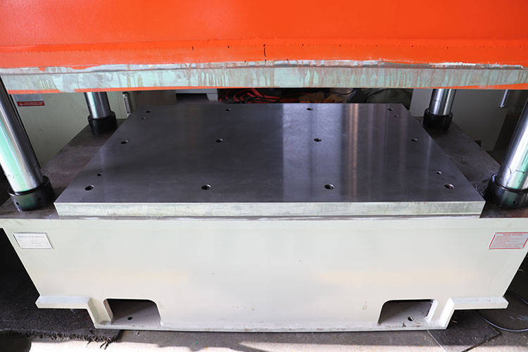 液壓機(jī)工作臺細(xì)節(jié) 液壓機(jī)工作臺細(xì)節(jié)