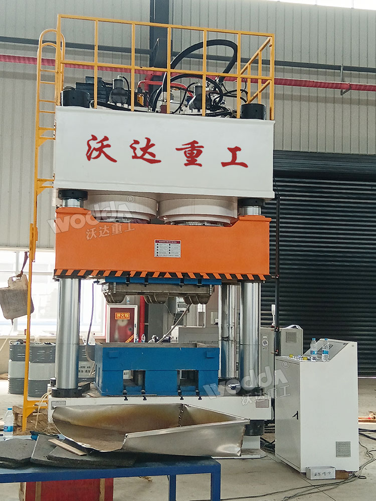 1600噸木屑托盤成型液壓機現(xiàn)場.jpg 1600噸木屑托盤成型液壓機現(xiàn)場.jpg