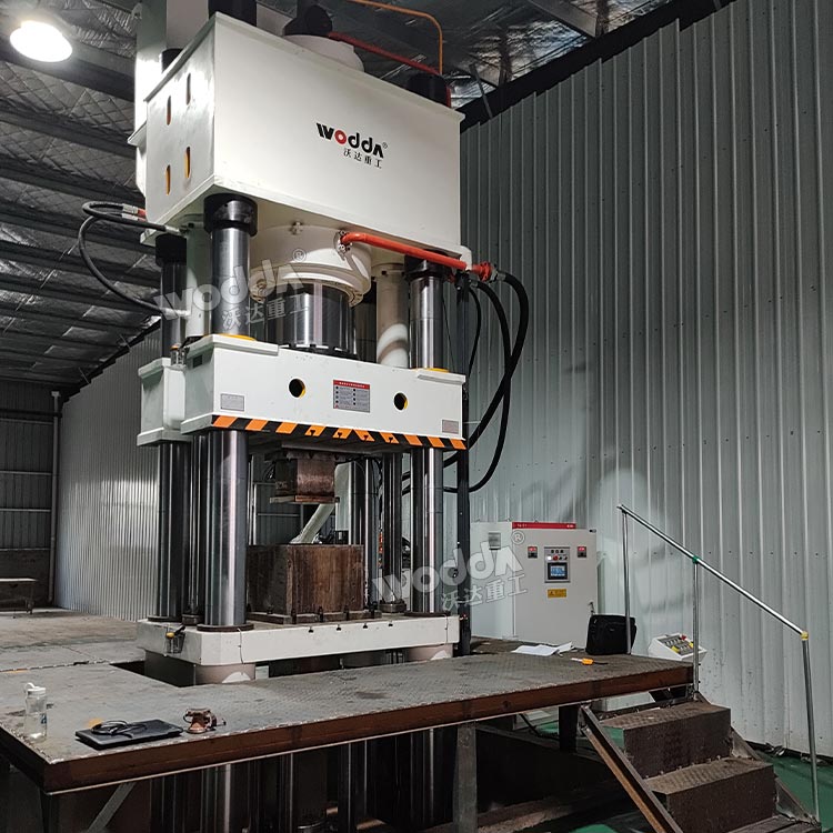 800噸石墨匣缽液壓機現(xiàn)場 800噸石墨匣缽液壓機現(xiàn)場