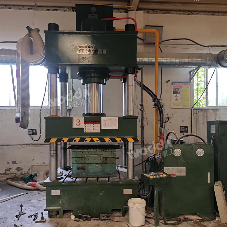 315噸玻璃鋼電表箱液壓機(jī)現(xiàn)場 315噸玻璃鋼電表箱液壓機(jī)現(xiàn)場