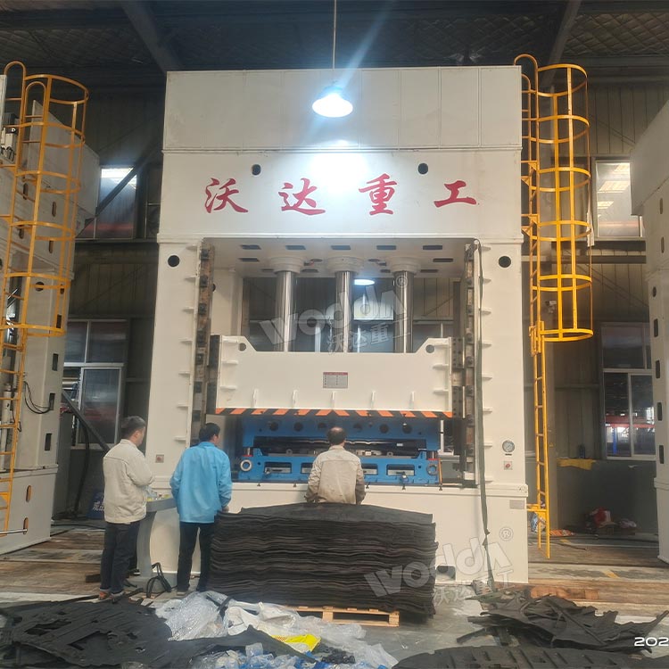 630噸汽車內(nèi)飾件成型液壓機(jī)客戶車間現(xiàn)場(chǎng) 630噸汽車內(nèi)飾件成型液壓機(jī)客戶車間現(xiàn)場(chǎng)