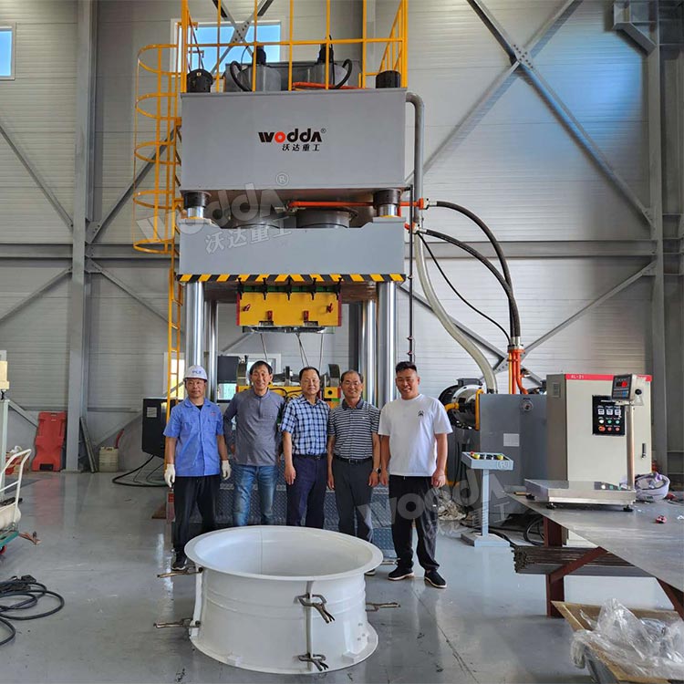 1000噸四柱液壓機(jī)模壓玻璃鋼冷卻塔風(fēng)筒現(xiàn)場(chǎng) 1000噸四柱液壓機(jī)模壓玻璃鋼冷卻塔風(fēng)筒現(xiàn)場(chǎng)