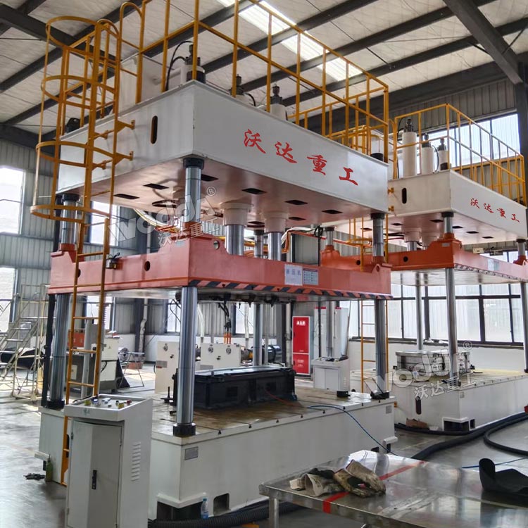 315噸汽車內(nèi)飾件成型液壓機現(xiàn)場 315噸汽車內(nèi)飾件成型液壓機現(xiàn)場